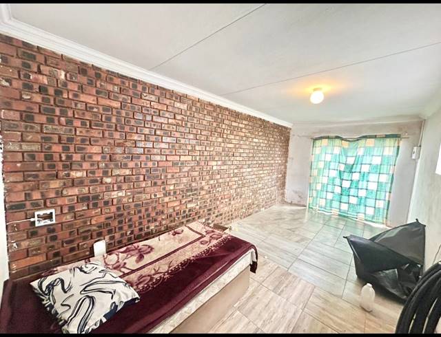 5 BEDROOM HOUSE FOR SALE IN FLORA PARK